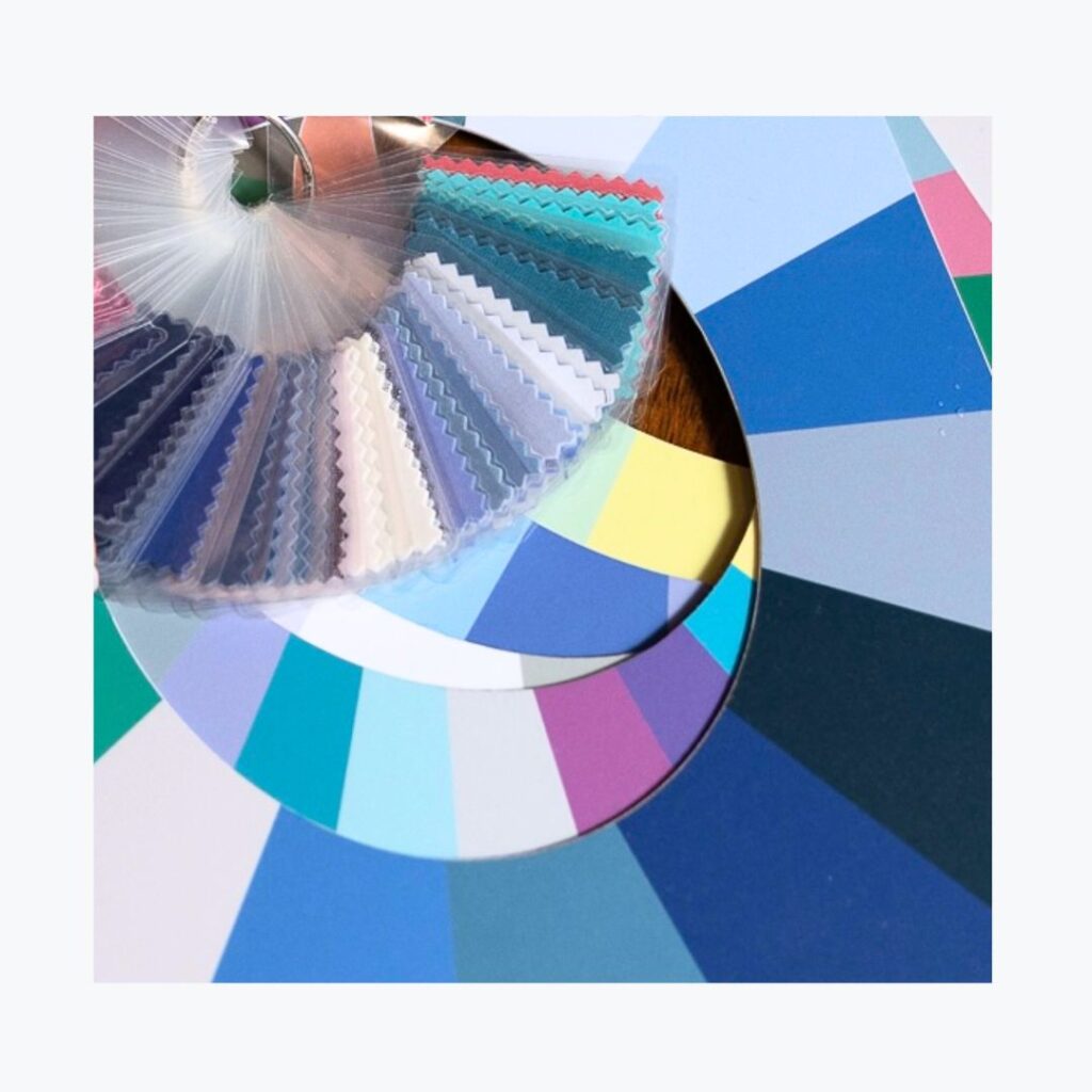 palety różnych kolorów podczas doboru do klientki - po analizie nietrafione zakupy to już nie twój problem  