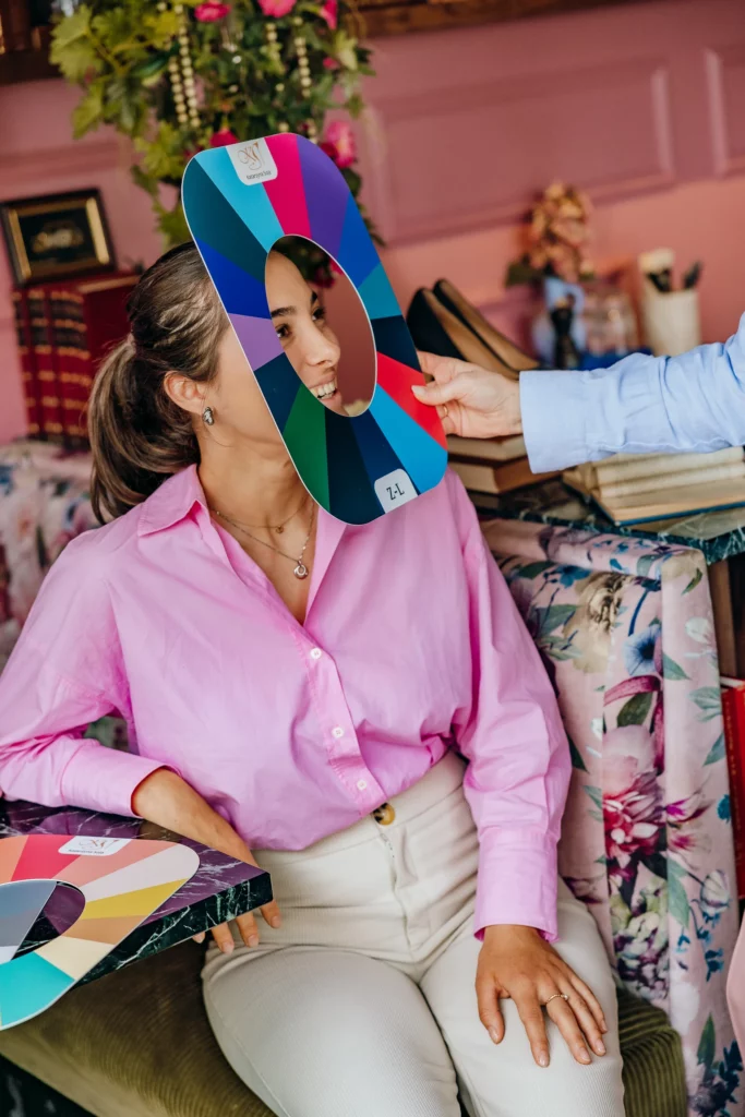 Dorota Janisz podczas analizy kolorystycznej z klientką