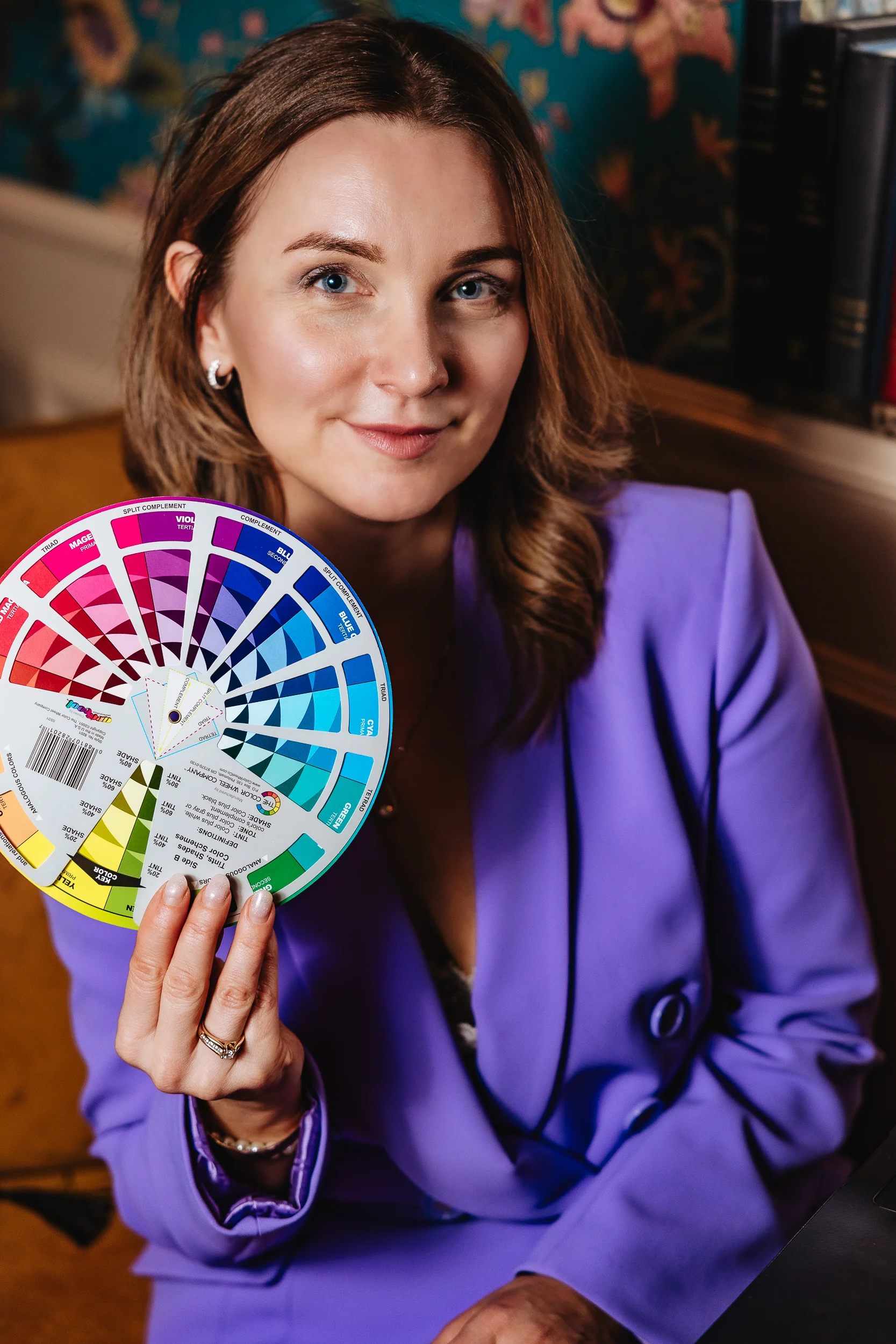 Dorota Janisz ekspertka kolorów z paletą barw, która przeprowadza analizę kolorystyczną stacjonarnie i online. 