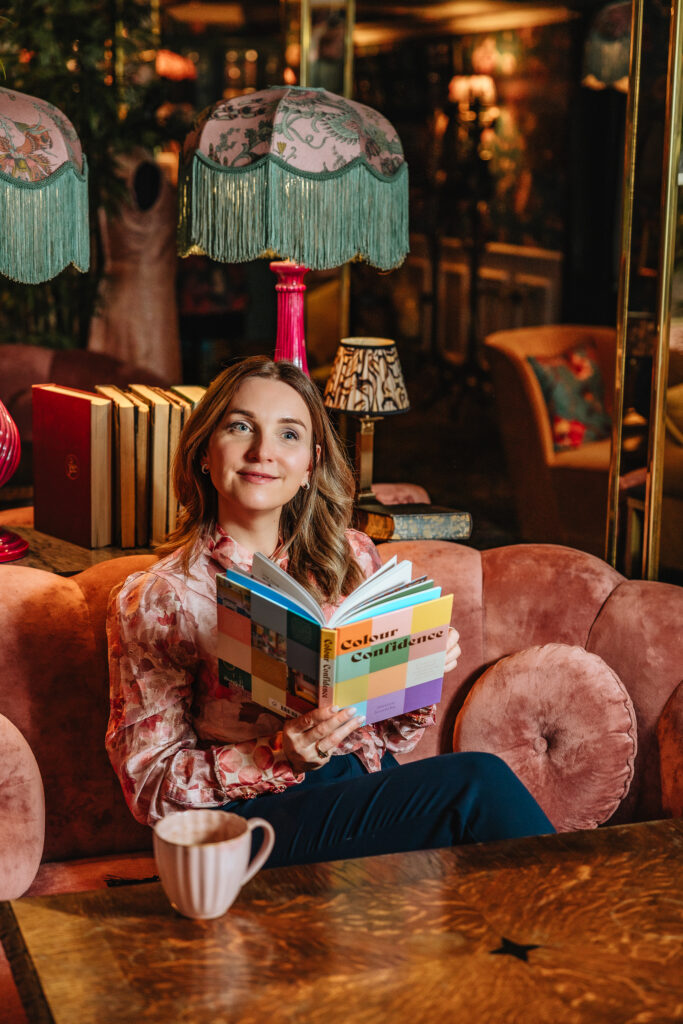 Dorota Janisz z książką o kolorach. Odważne kolory to jej pasja. 