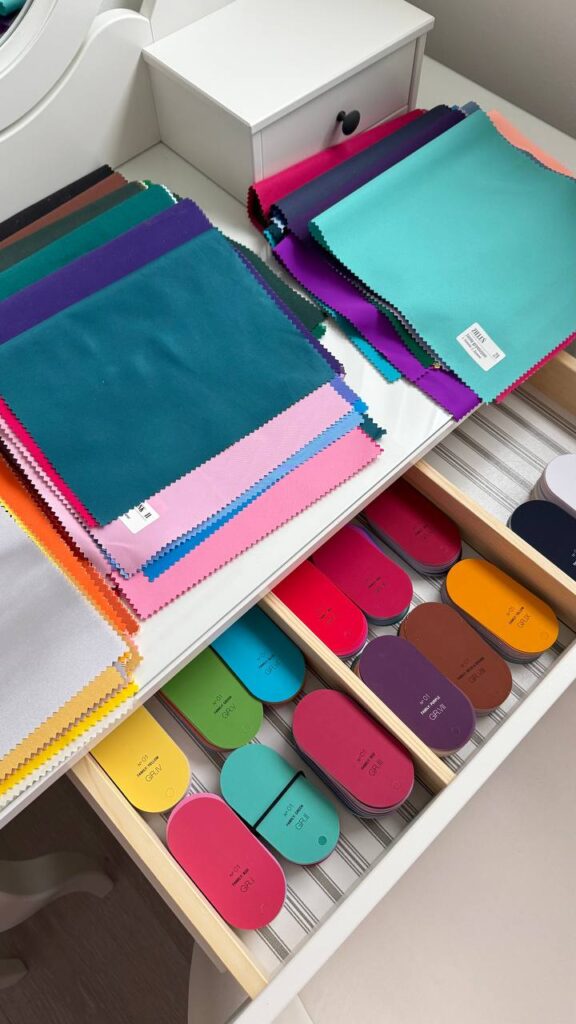 kolorowe materiały używane podczas analizy kolorystycznej w Bergen