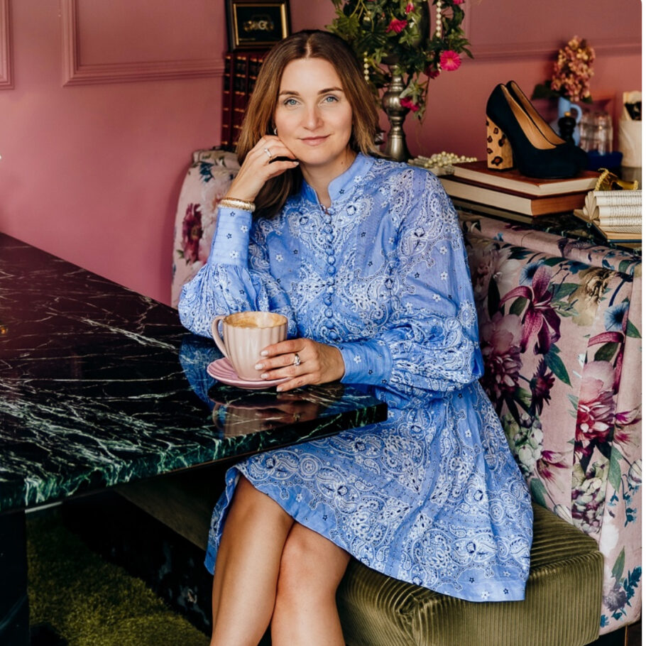 Doświadczona Kolorystka Dorota Janisz z kubkiem kawy w błękitnej sukiernce